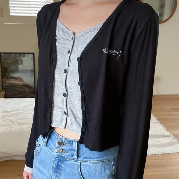 DAZY Letter Graphic Button Up Crop Top Black Gray Small - Picture 3 of 4